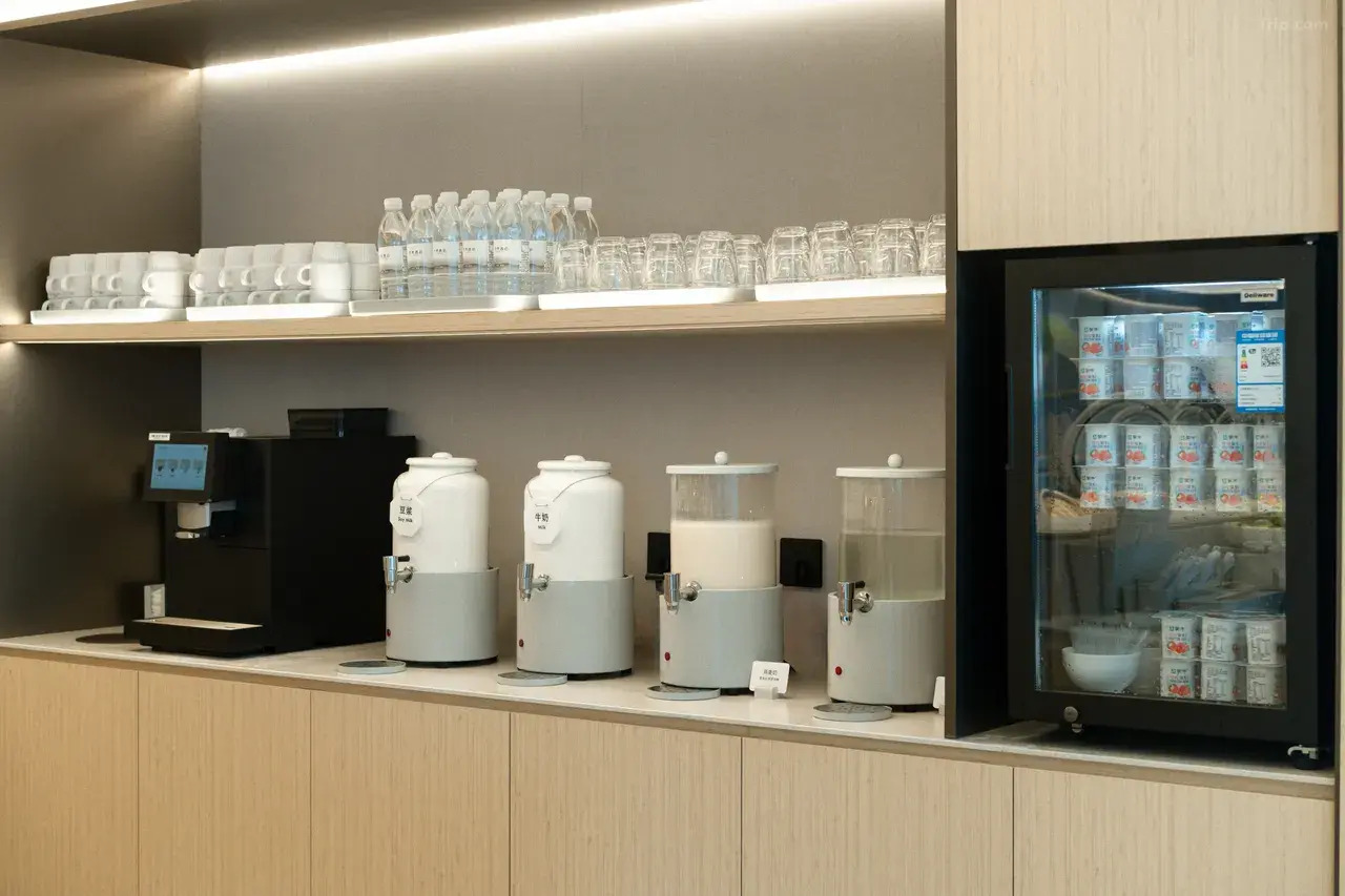 Café, lait et yaourts proposés au petit déjeuner à l’hôtel